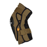 Race Face Roam Knee Guard with D30™ impact protection for mountain biking, showing padded knee brace design and adjustable straps.