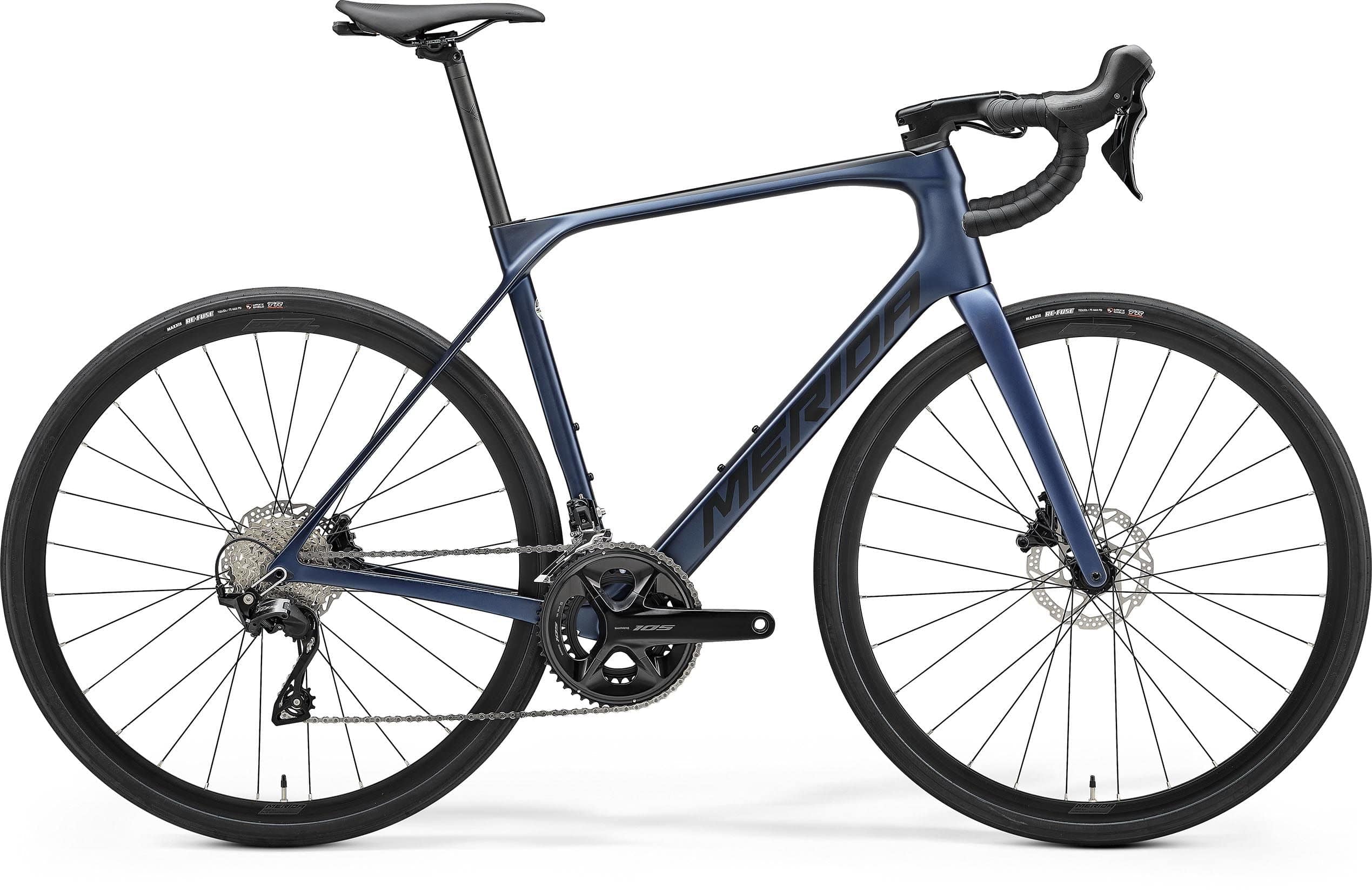 Merida Scultura Endurance 4000 road bike with hydraulic disc brakes and wide tire clearance up to 35c, showing frame and handlebars