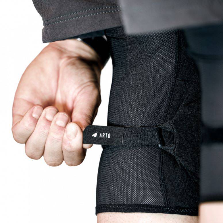 Bluegrass Arto Mountain Bike Knee Pads with EN 1621 Level 2 protection, featuring blue and black design and adjustable straps.