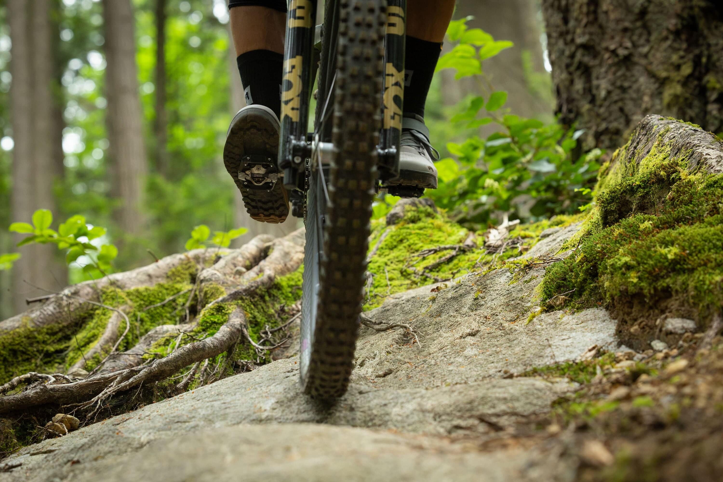 Shimano XTR PD-M9220 trail wide platform mountain biking pedals with durable metal body and clipless design.