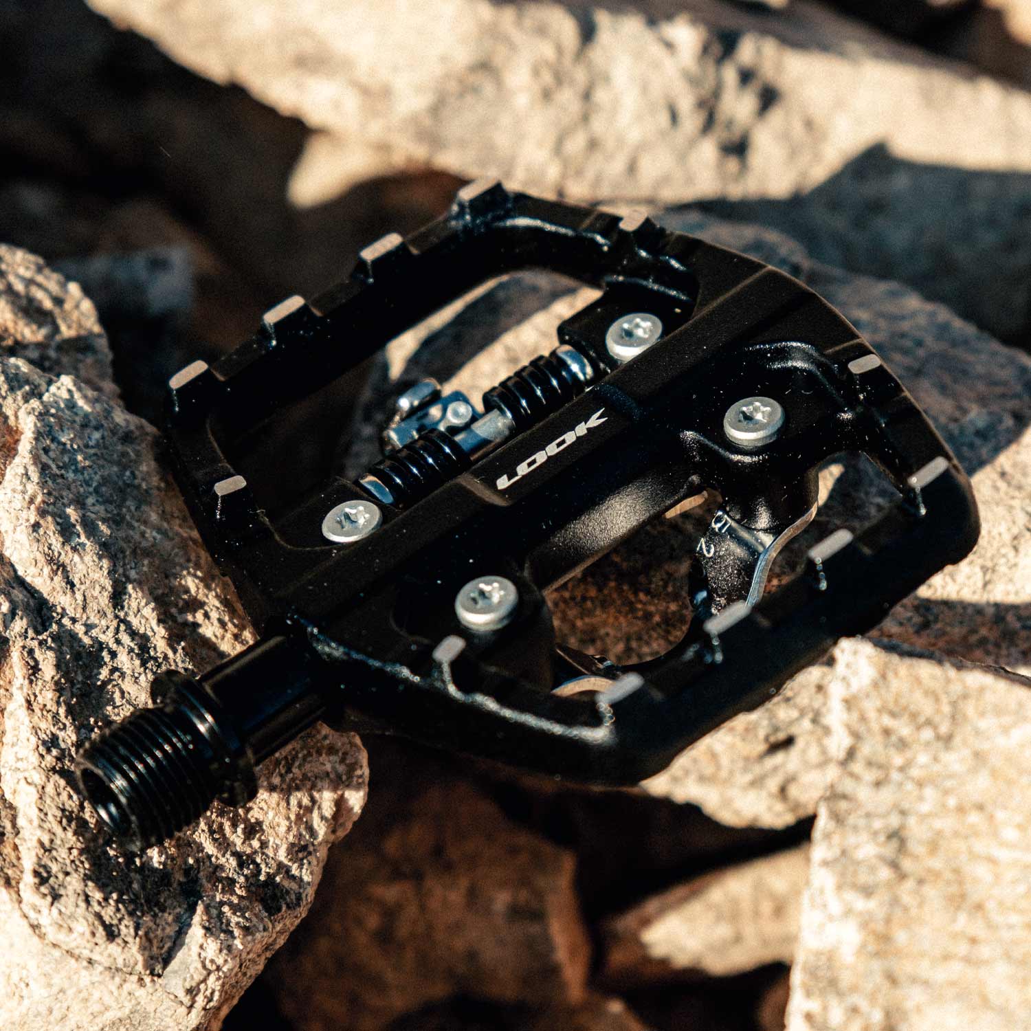 Look X-Venture Plus dual-sided pedals with SPD clipless and flat platform for cycling, shown with cleats and pedal mechanism.