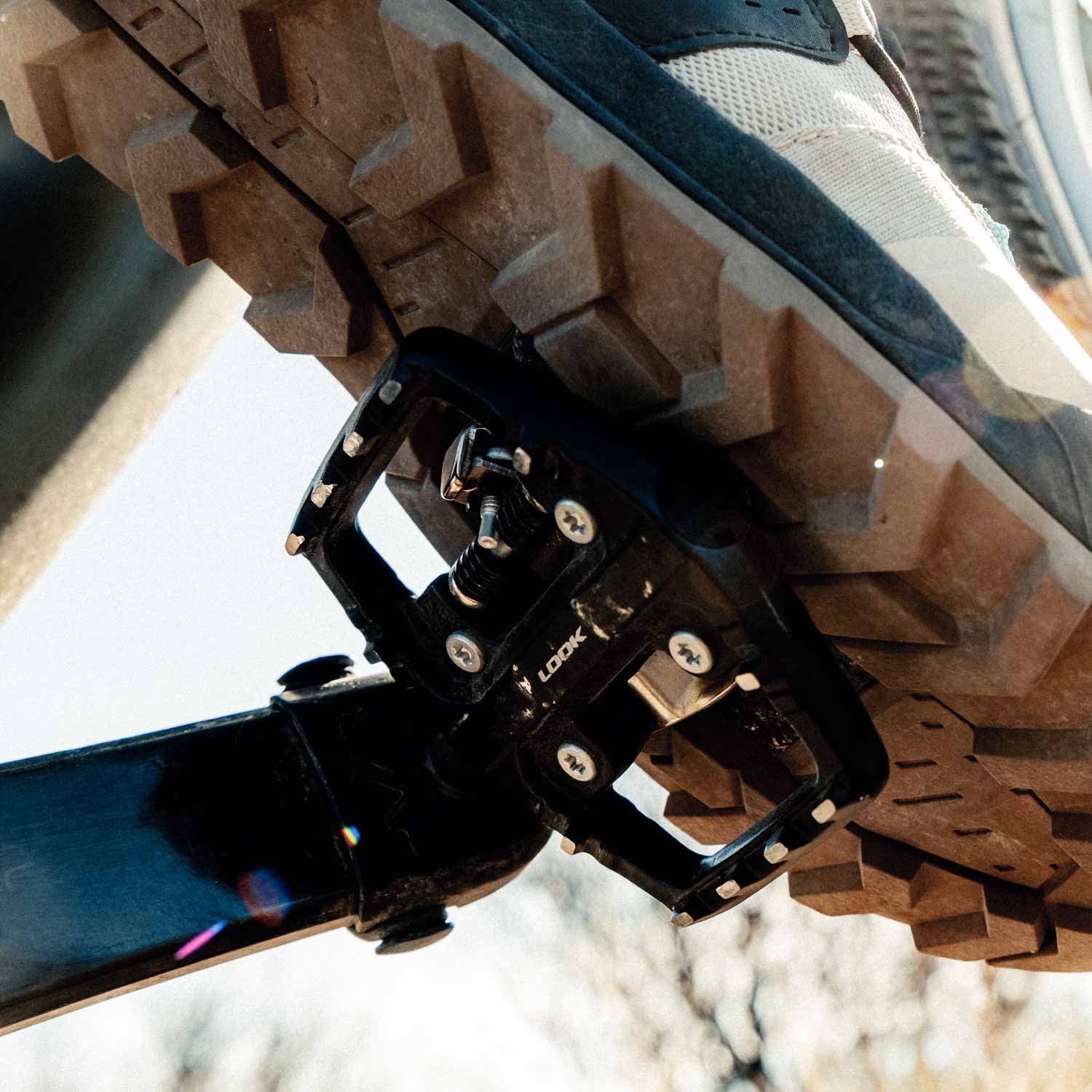 Look X-Venture Plus dual-sided pedals with SPD clipless and flat platform, durable cycling component for versatile riding.