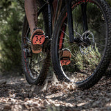 Look Trail Grip flat MTB pedals with Vibram Activ Grip technology, featuring durable components and textured pedal surface.