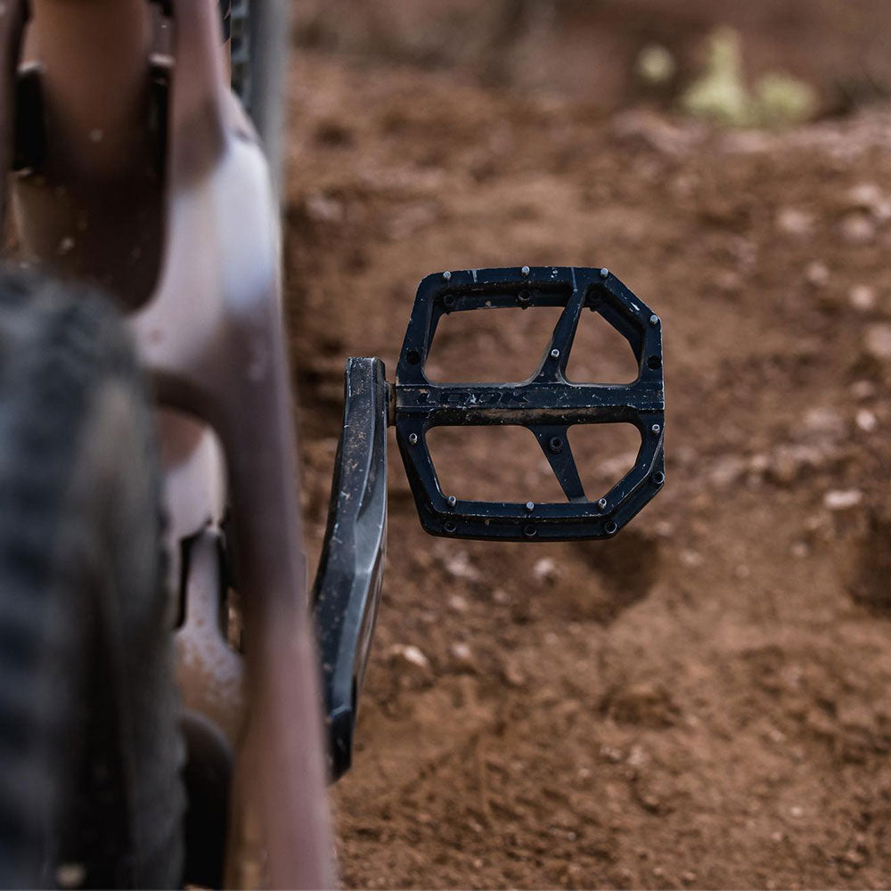 Look Trail Roc Plus flat MTB pedals with adjustable pins, durable components for mountain biking performance.
