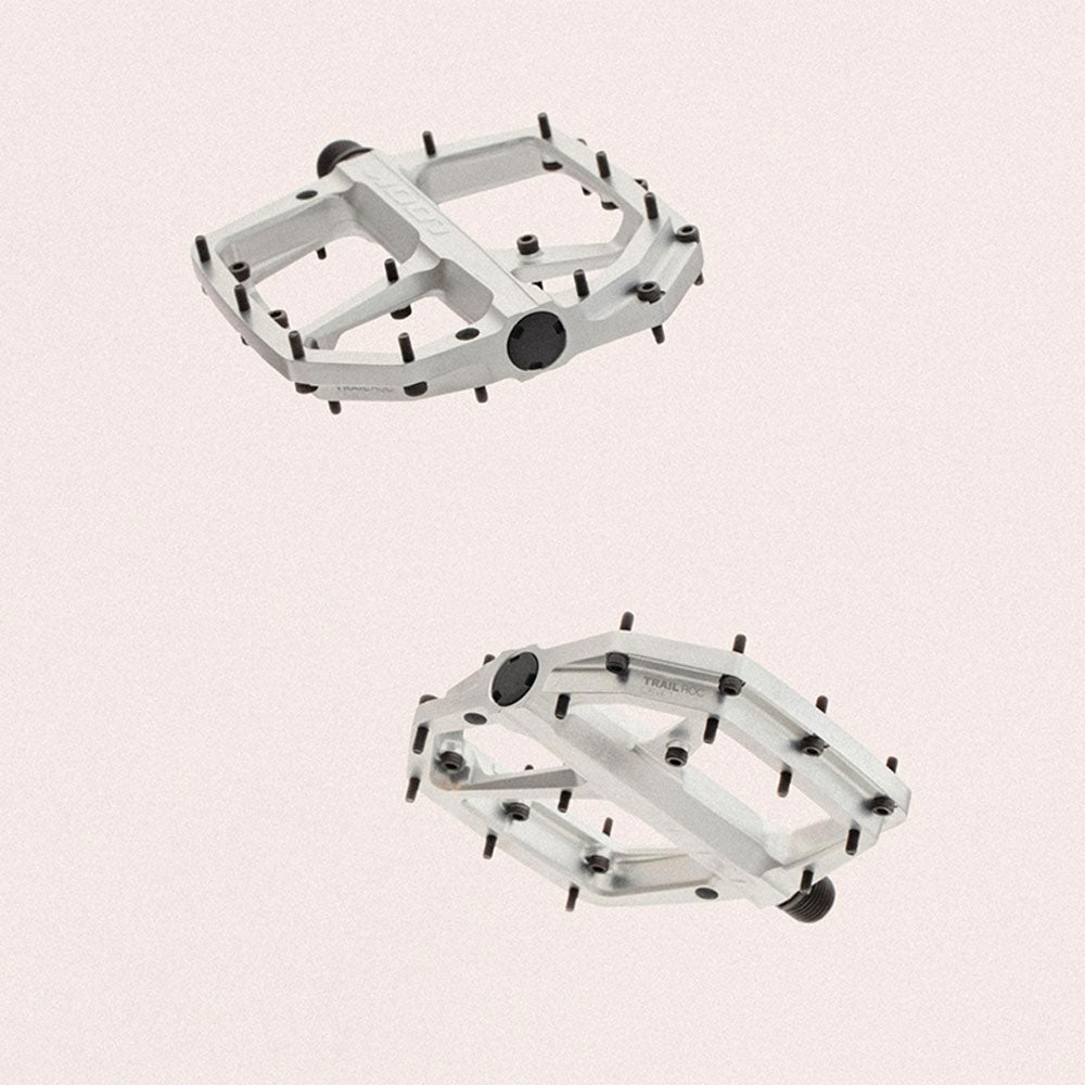 Look Trail Roc Plus flat pedals with forged aluminum platform and adjustable pins, designed for cycling components.