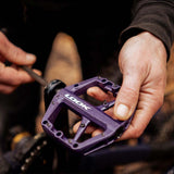 Look Trail Roc flat pedals with concave platform and traction pins in purple for mountain biking.