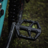 Look Trail Fusion flat MTB pedals with wide platform and replaceable pins, designed for mountain biking components.