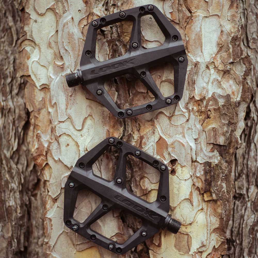 Look Trail Fusion flat MTB pedals with wide platform and replaceable pins, designed for mountain biking components.