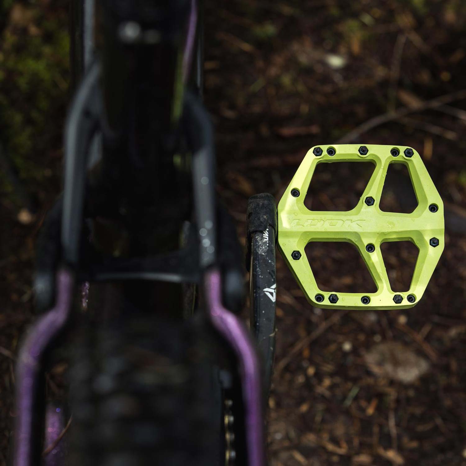Look Trail Fusion flat mountain biking pedals with replaceable pins, durable components for secure grip and performance.
