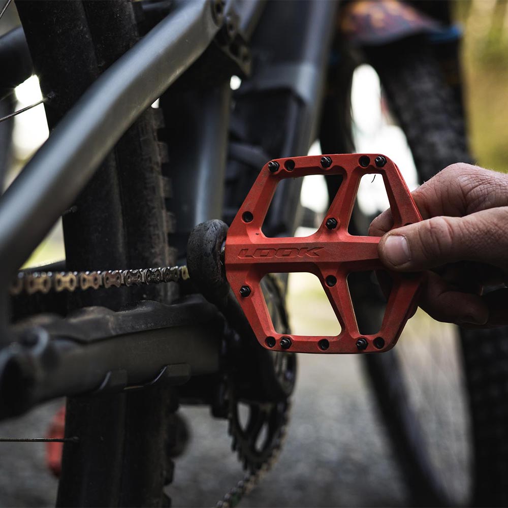 Look Trail Fusion Flat Mountain Bike Pedals with replaceable pins in red, shown with textured platform and pin details.
