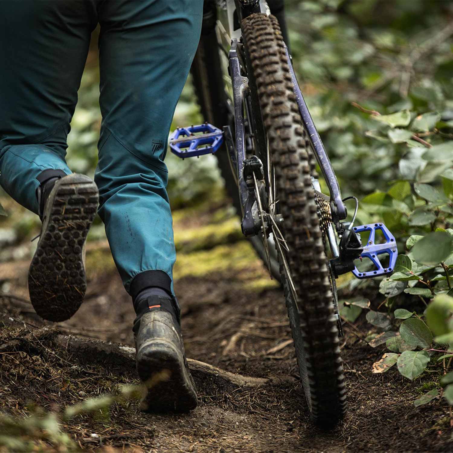 Look Trail Fusion flat MTB pedals with wide platform and replaceable pins, designed for mountain biking components.