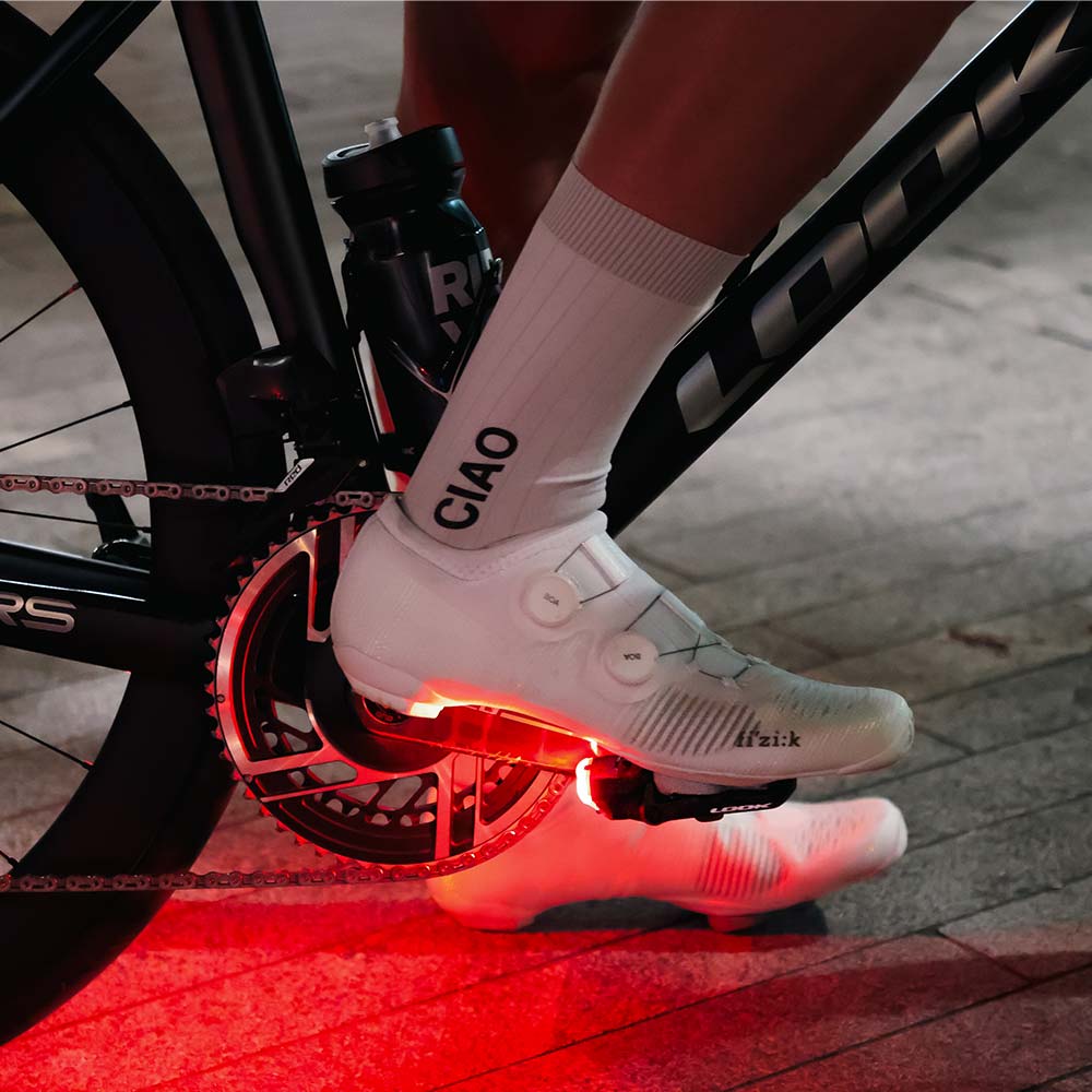 Look Keo 2 Max Vision Black bike pedals with integrated safety lights and USB-C rechargeable system, showcasing sleek design.