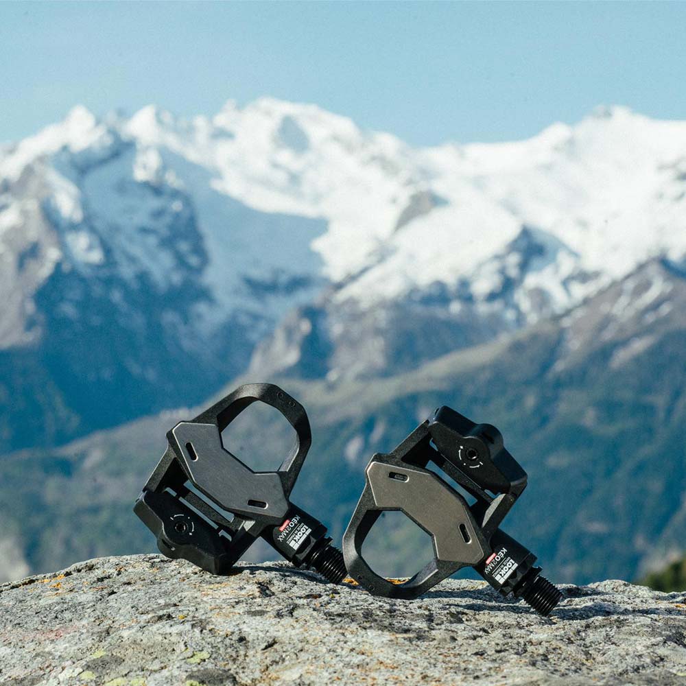 Look Keo 2 Max carbon road bike pedals with wide platform and adjustable tension, shown in close-up view.