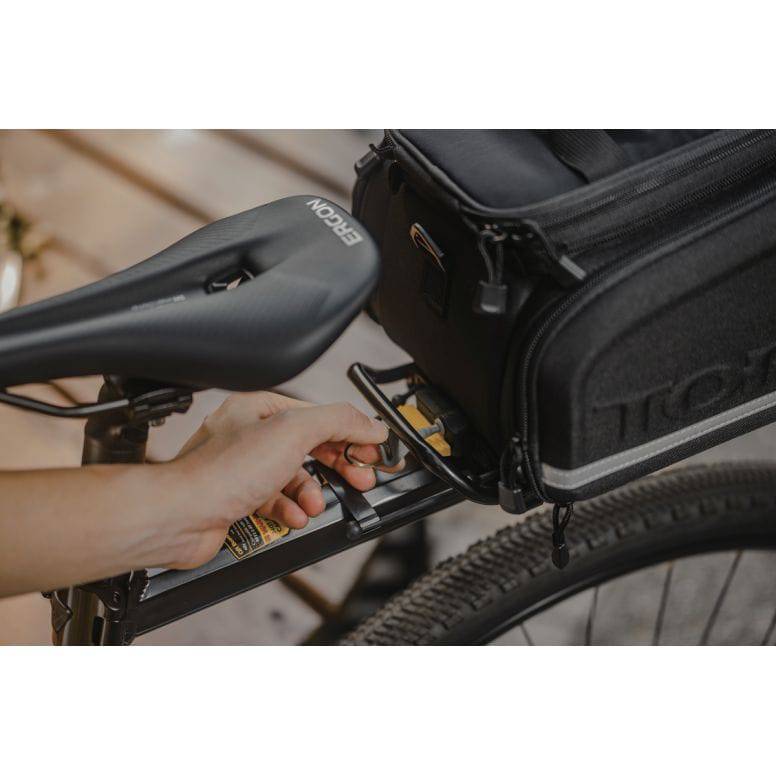 Topeak MTX Trunklock in black securing MTX 2.0 Trunkbag with spare key on a bicycle.