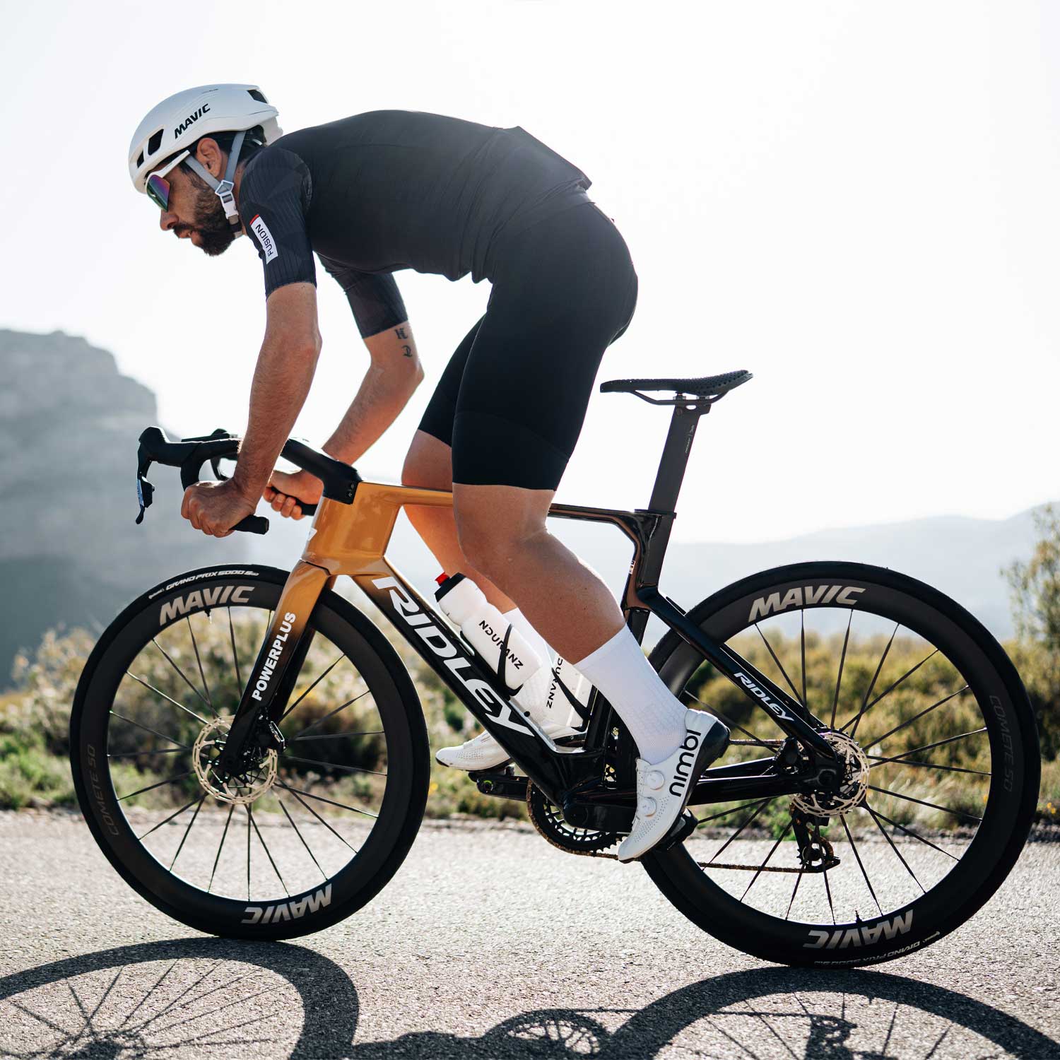 Mavic Comete 50 ceramic bearing carbon disc wheelset for road bikes, showing lightweight aerodynamic wheels with disc brakes.