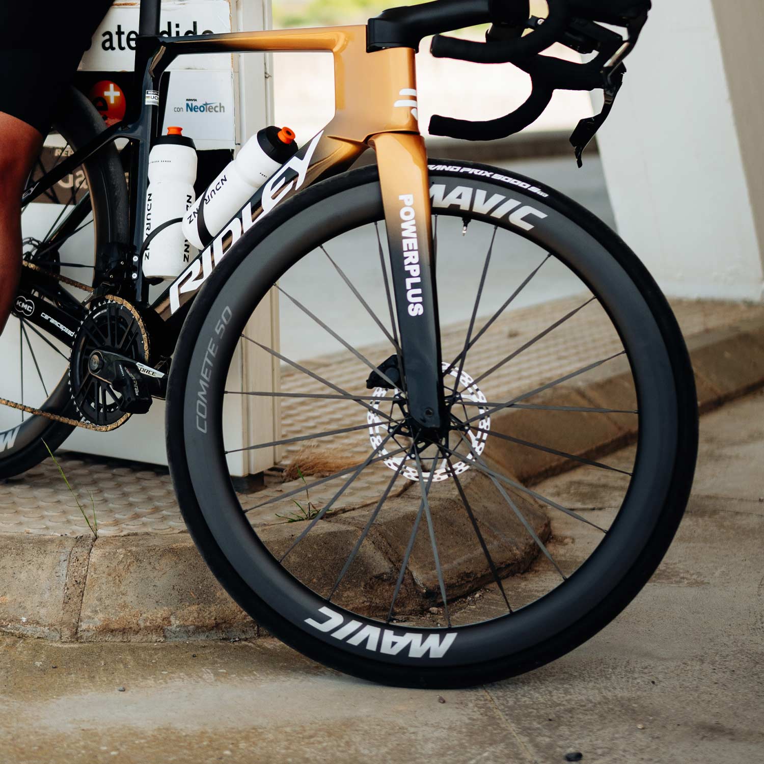 Mavic Comete 50 ceramic bearing carbon disc wheelset for road bikes, featuring lightweight aerodynamic design.