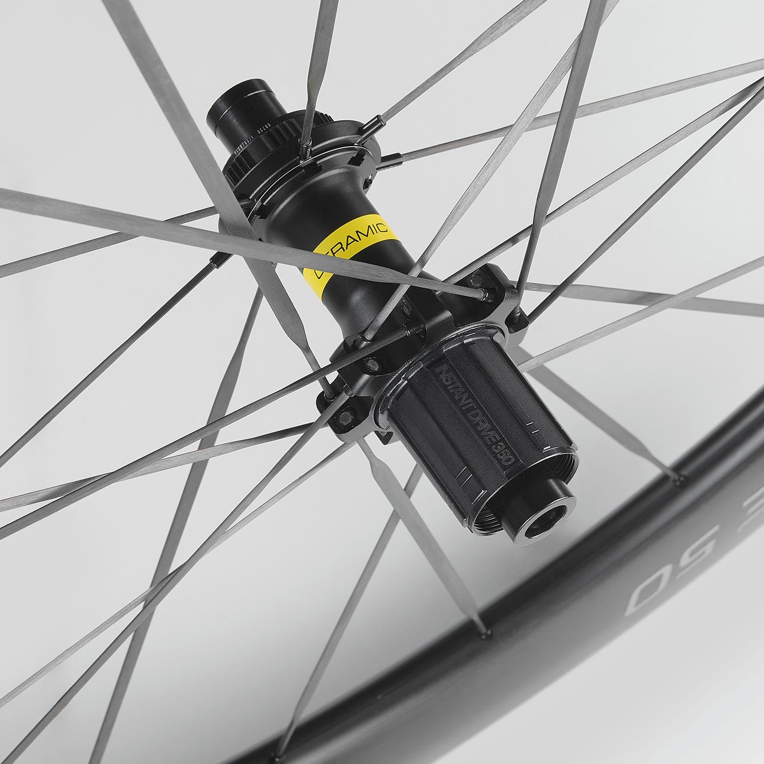 Mavic Comete 50 ceramic bearing carbon disc wheelset for road bikes, featuring aerodynamic design and high-performance components.