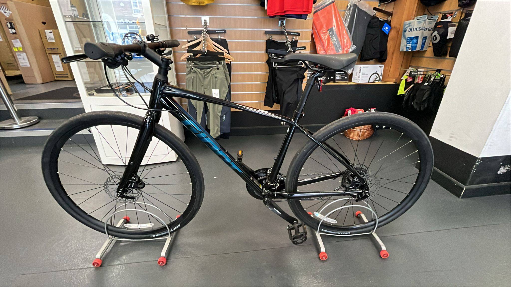 Giant Escape Disc 2 hybrid bike with Shimano Altus gears and disc brakes, 2025 model, shown with black frame and comfortable saddle.