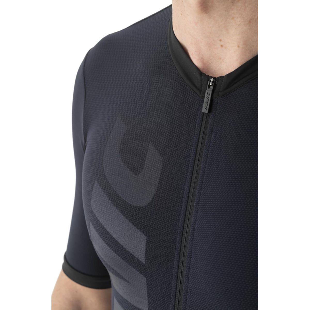 Mavic Aksium short sleeve cycling jersey with UPF 30 fabric and reflective details, designed for comfortable riding.