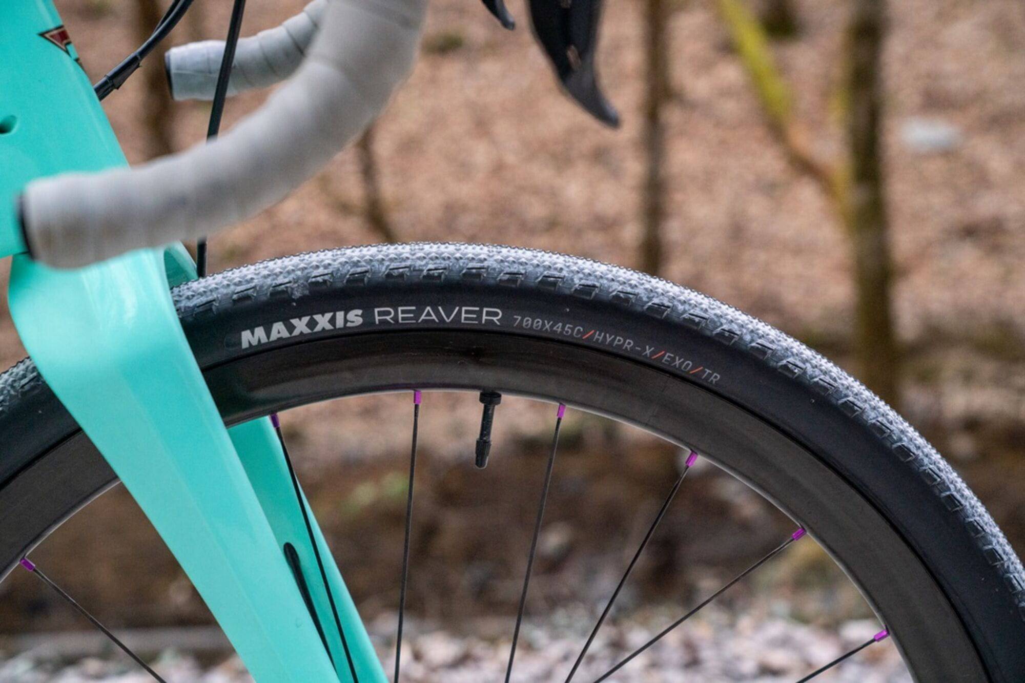 Maxxis Reaver 700x45C tubeless gravel tire with tanwall, folding bead, 120 TPI, HYPR-X compound, and EXO protection.