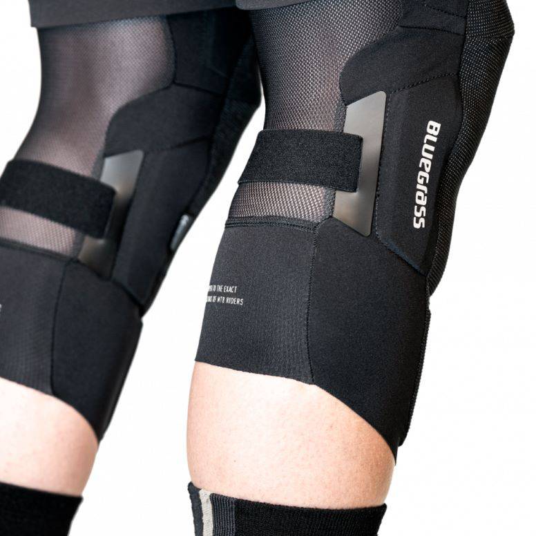 Bluegrass Aura Core Level 2 certified MTB knee pads in blue, designed for trail and enduro mountain biking protection.