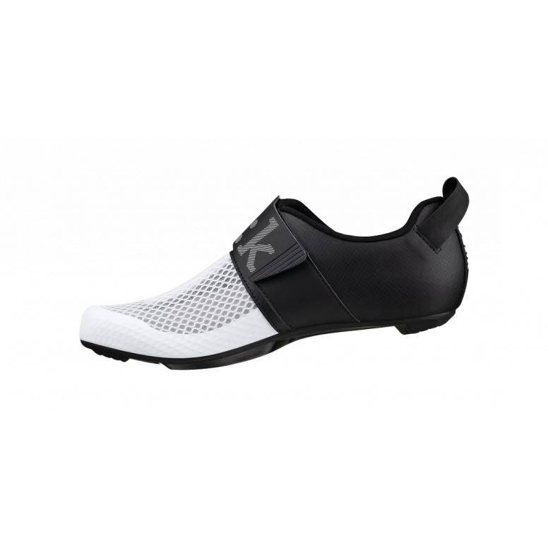 Fizik Transiro Hydra unisex road shoes for triathlon with breathable mesh upper and secure closure, designed for cycling performance.