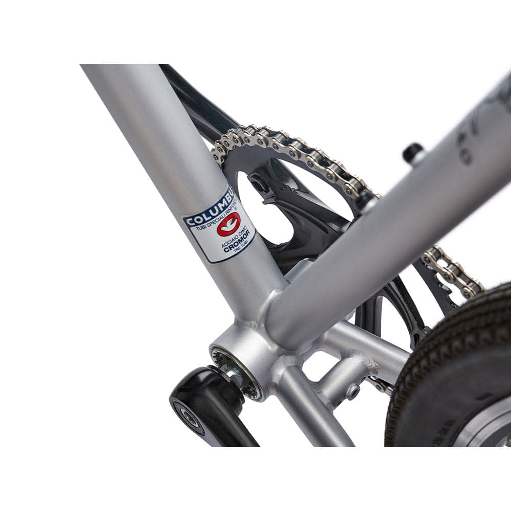 Silver Cinelli Tutto Plus flat bar road bike with urban and racing design, featuring lightweight frame and sleek handlebars.