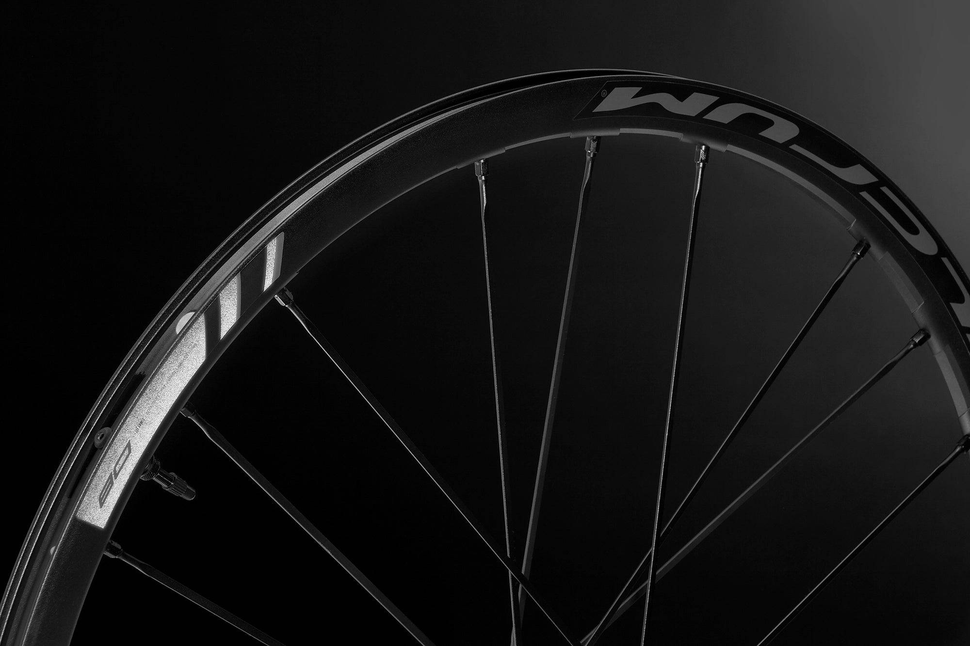 Fulcrum Racing Zero alloy tubeless disc brake road wheelset with Shimano HG11 compatibility, featuring lightweight alloy components.