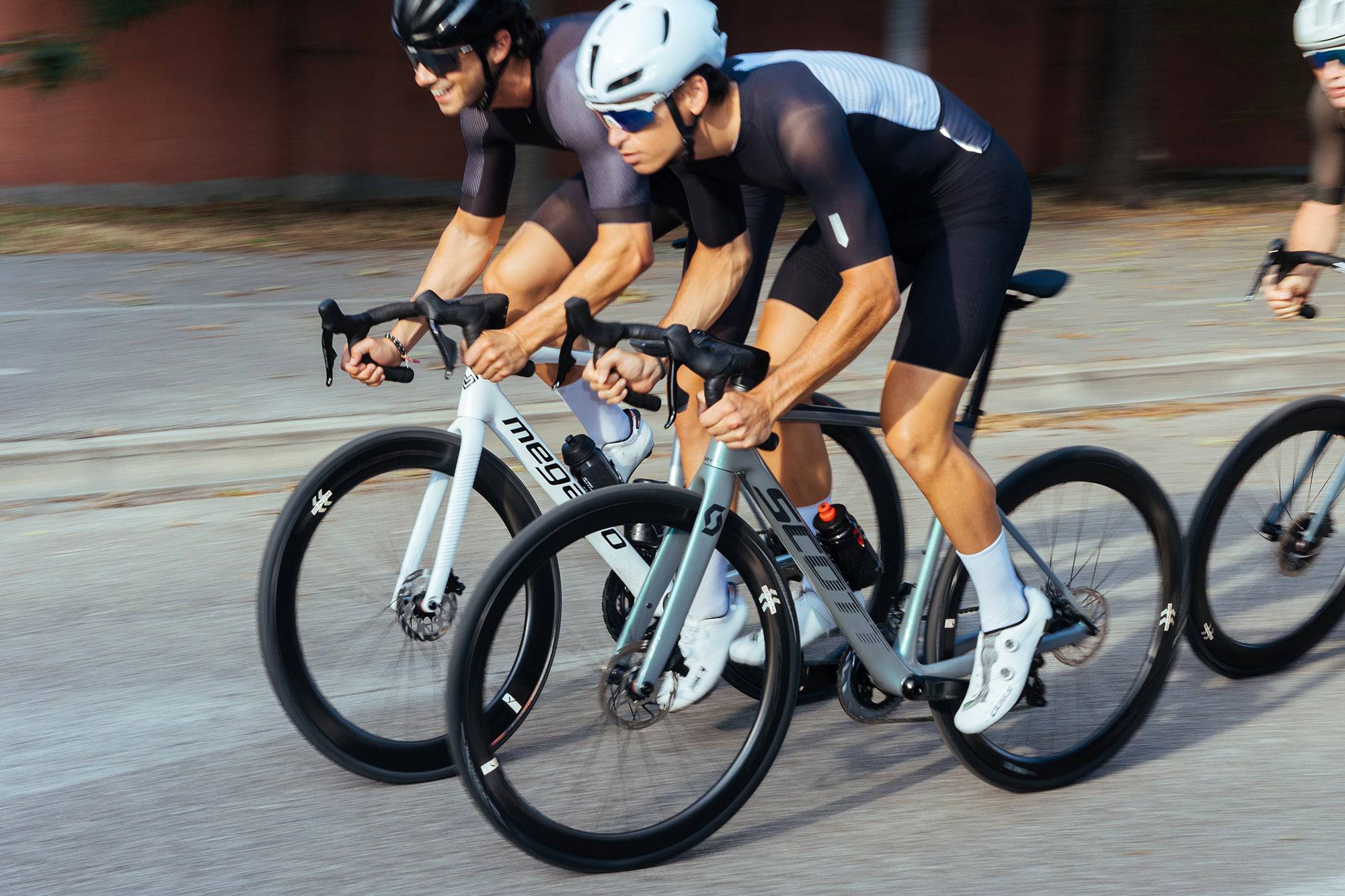 Fulcrum Wind 42 Carbon tubeless disc brake road wheelset with Shimano HG11 hubs, lightweight aerodynamic cycling components.