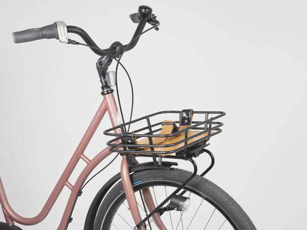 AtranVelo EPIC RETRO AVS bike basket with bamboo base, 8L capacity, mounted on a bike with a woven design and metal frame.