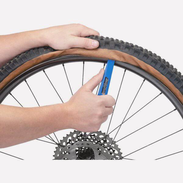 Park Tool TL-6.3 steel-core bicycle tyre lever set for bike repair, featuring durable metal construction and ergonomic handles.