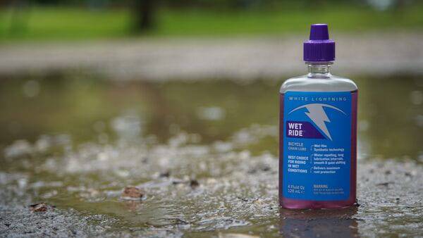 White Lightning Wet Ride synthetic chain lube in an 8oz container, ideal for wet and muddy cycling conditions.