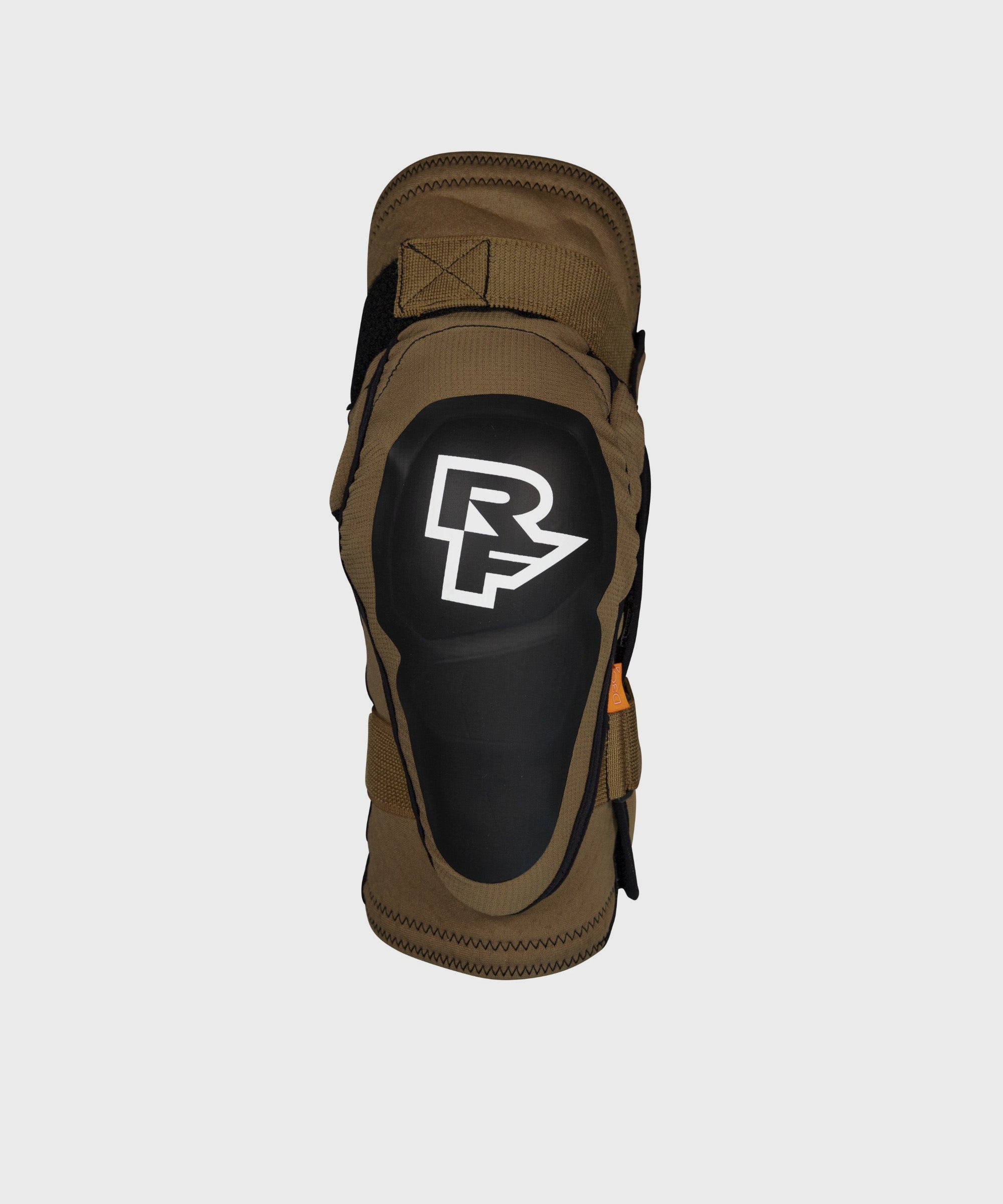 Race Face Roam Knee Guard 2021 with D30™ impact protection, mountain biking protective clothing, shown on a rider's knee.