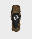 Race Face Roam Knee Guard 2021 with D30™ impact protection, mountain biking protective clothing, shown on a rider's knee.