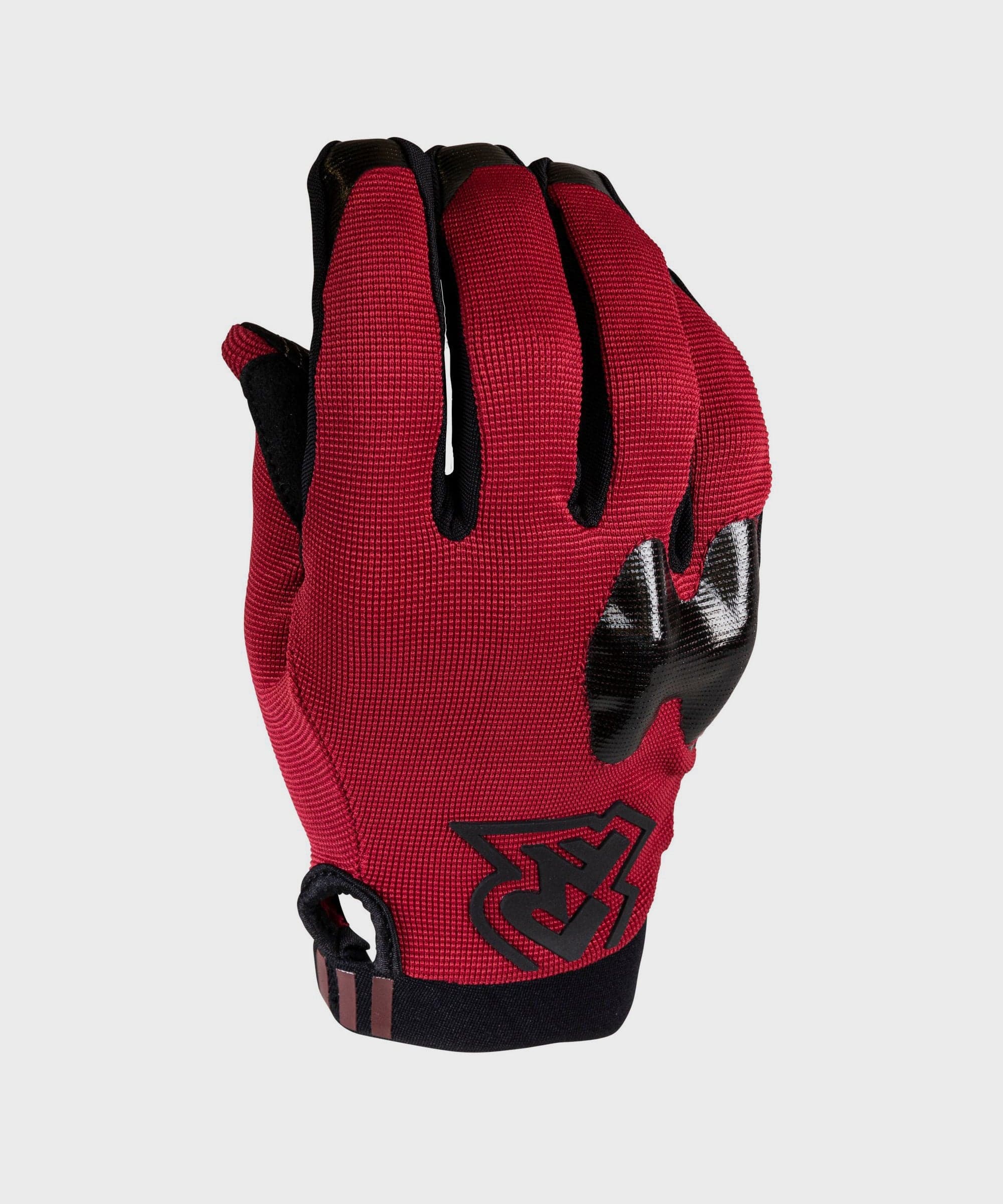 Race Face Ruxton cycling gloves with knuckle protection and silicone grip for enhanced control and safety during rides.