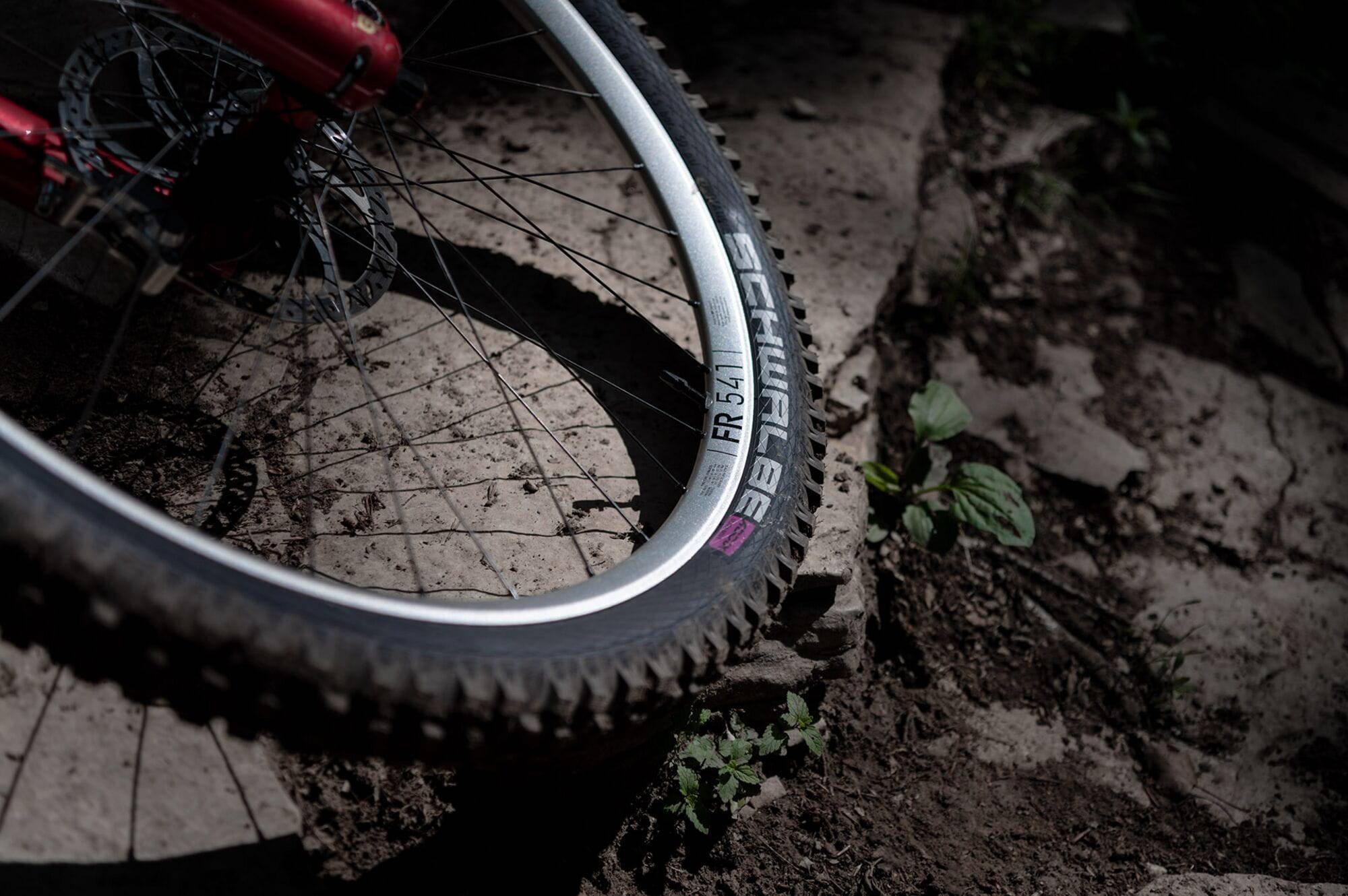 Silver DT Swiss FR 541 SBWT 27.5-inch disc brake rim with 32 holes and Presta valve, suitable for mountain biking components.