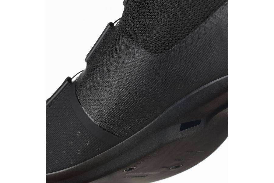 Fizik R4 Tempo Overcurve road cycling shoes with BOA closure and carbon outsole, shown from side angle with sleek design.