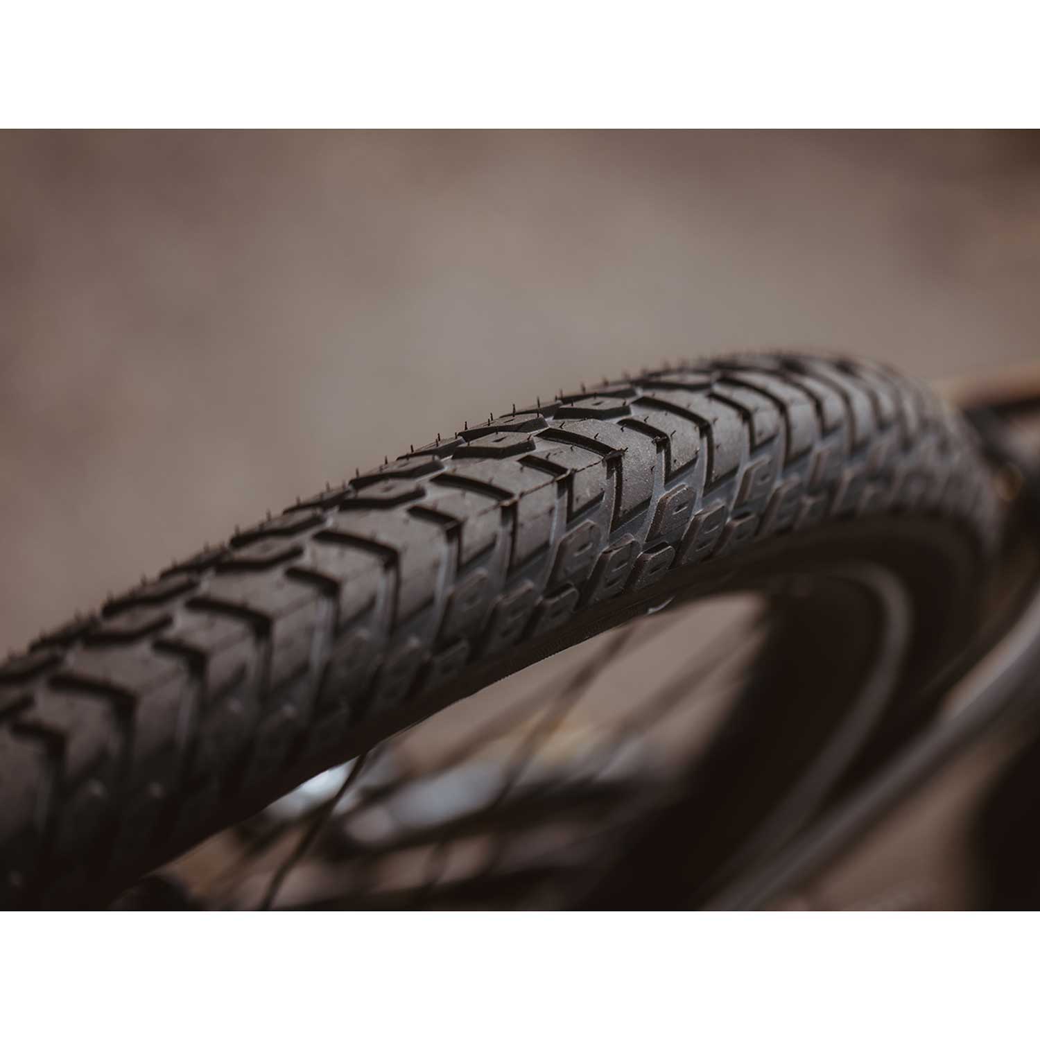 Schwalbe Marathon Mondial Raceguard touring tyre with puncture protection and E-bike compatibility, shown mounted on a bicycle wheel.