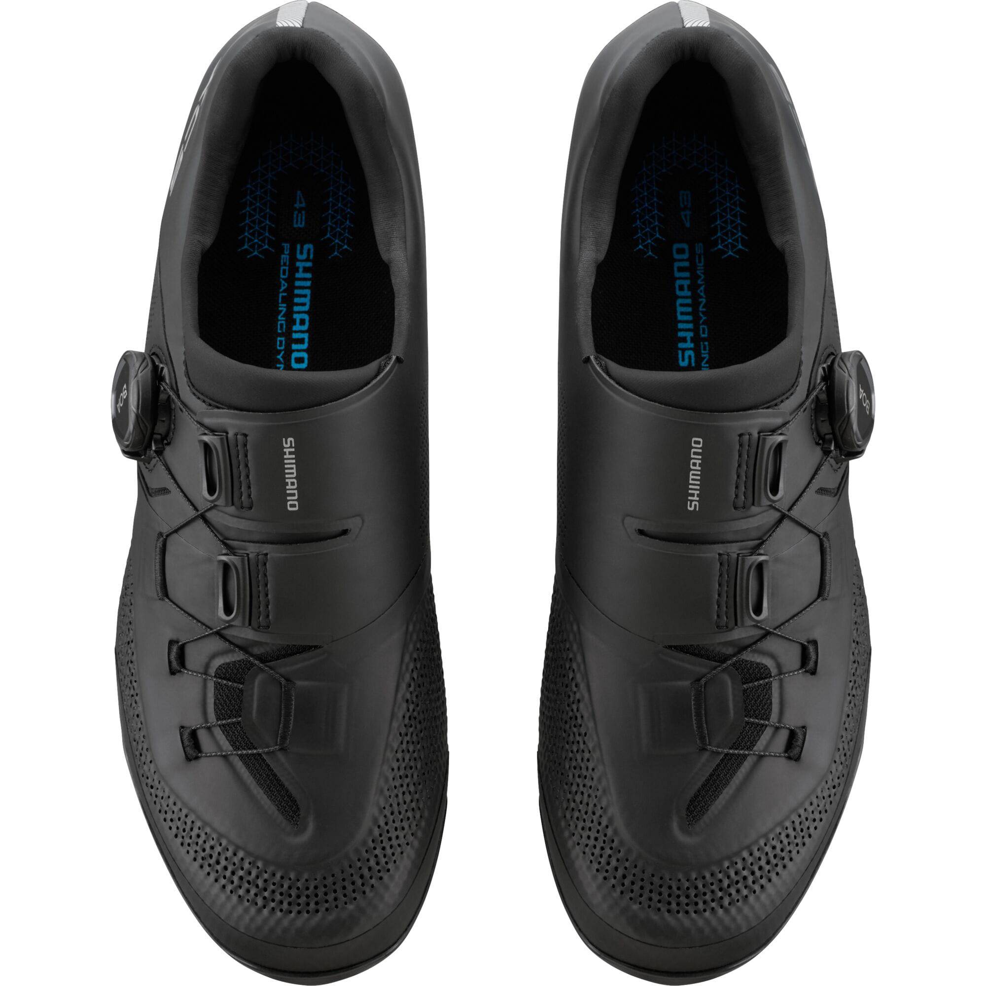 Shimano XC5 mountain bike shoes with BOA Fit System and carbon fiber midsole, black and gray, showing the sole and closure details.