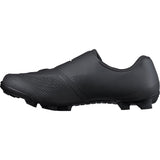 Shimano XC5 mountain bike shoes with BOA fit system and carbon fiber midsole, displaying black and white design on the bike shoe