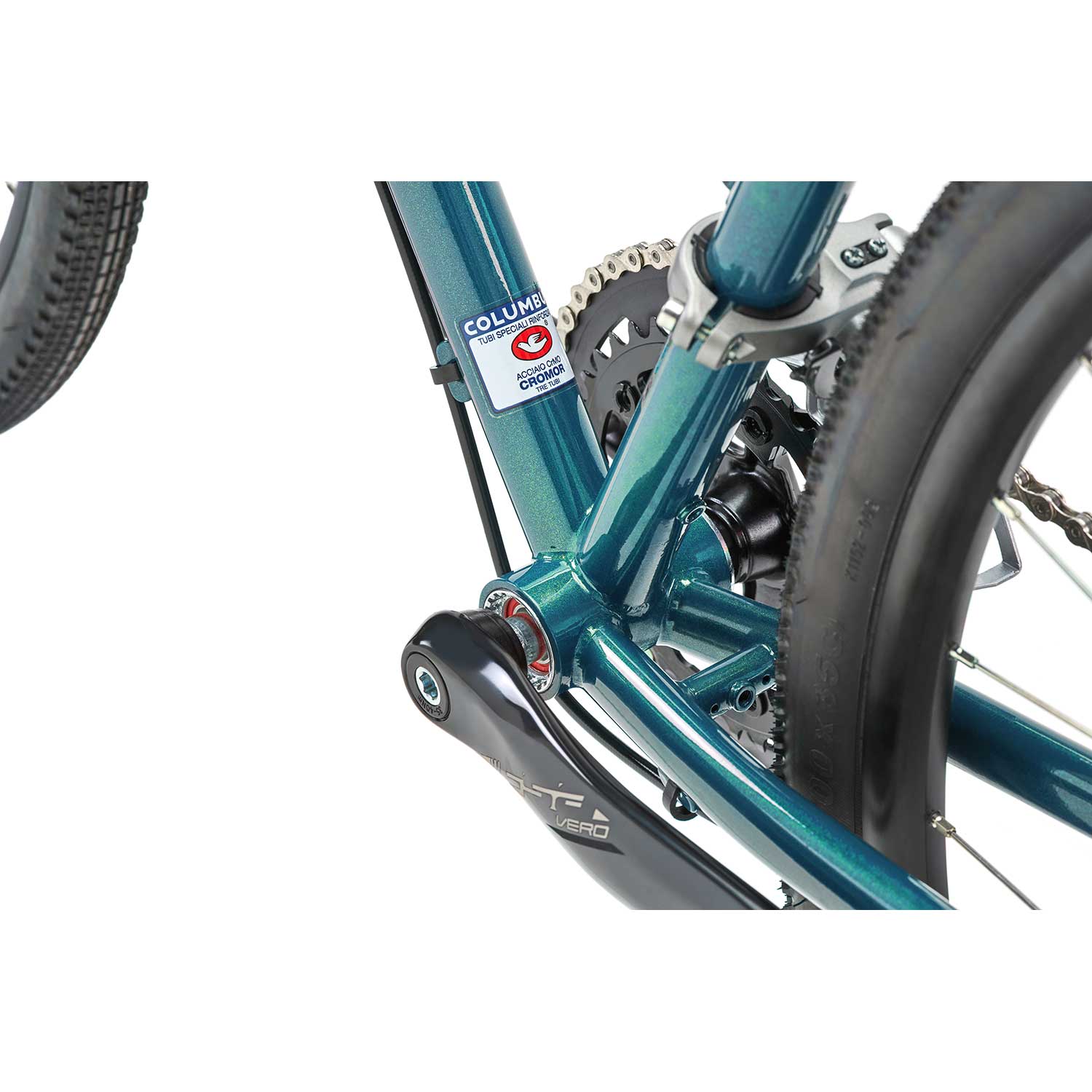 Cinelli Gazzetta Della Strada hybrid commuter and gravel bike with disc brakes, featuring a sleek frame and versatile design.