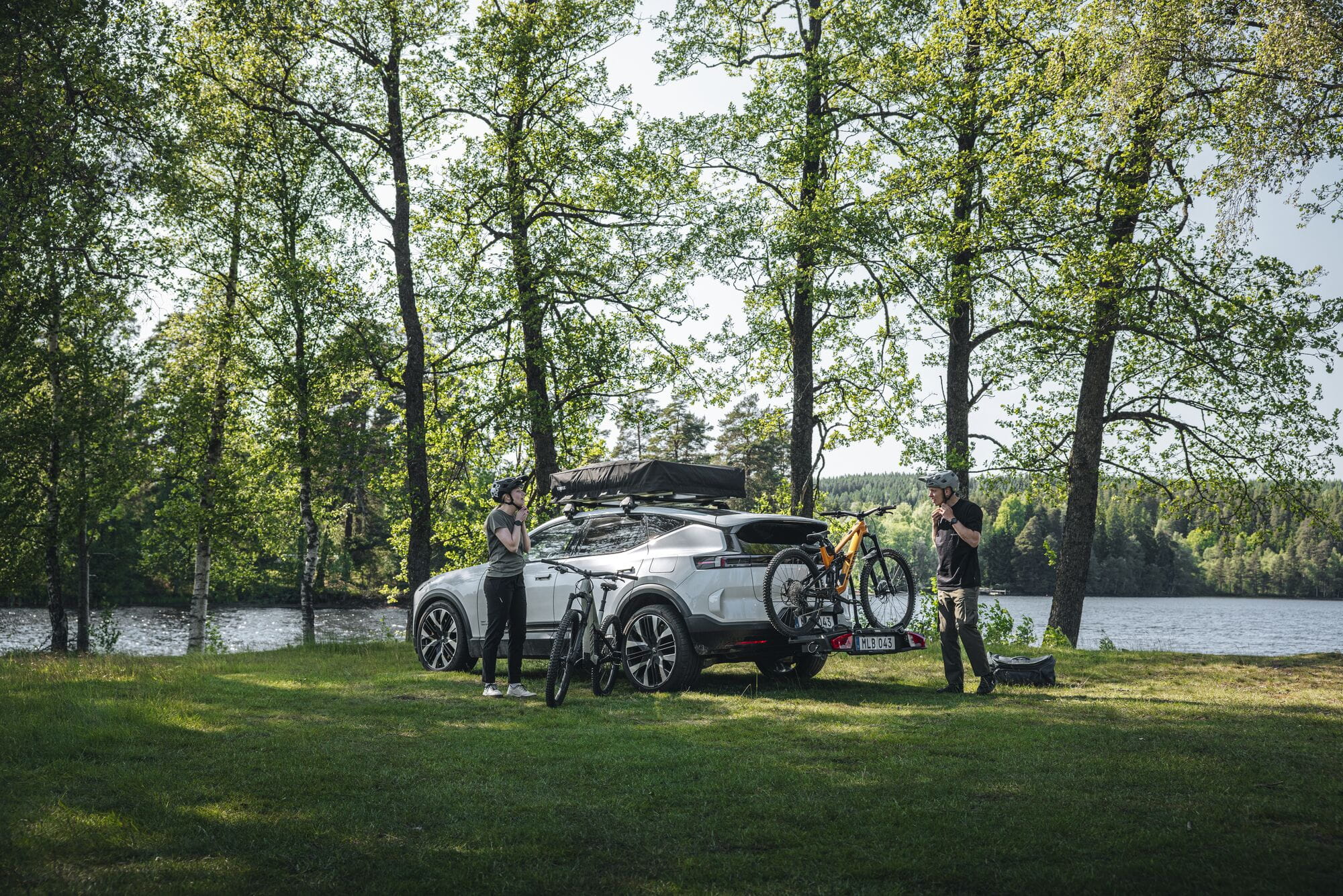 Thule VeloSpace 3 2-bike towball carrier with 13-pin connector for e-bikes, shown mounted on vehicle with bikes attached.
