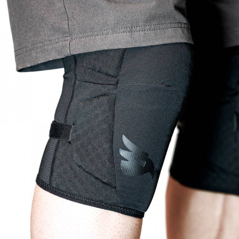 Bluegrass Bluegrass Arto Mountain Bike Knee Pads with EN 1621 Level 2 protection, showing padded knee coverage for cycling.