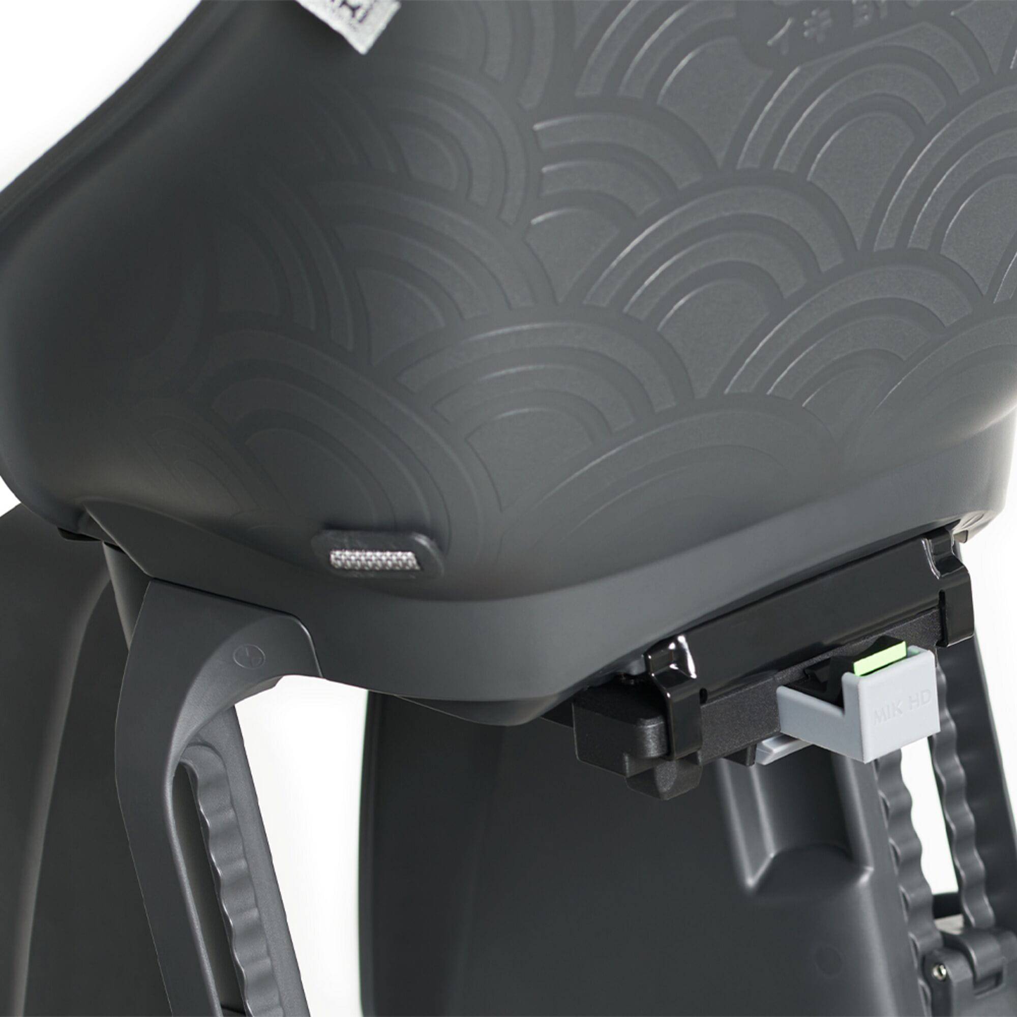 Urban Iki TA-KE MIK HD rear child bike seat with click and go system, featuring sturdy design and secure mounting for safe rides.