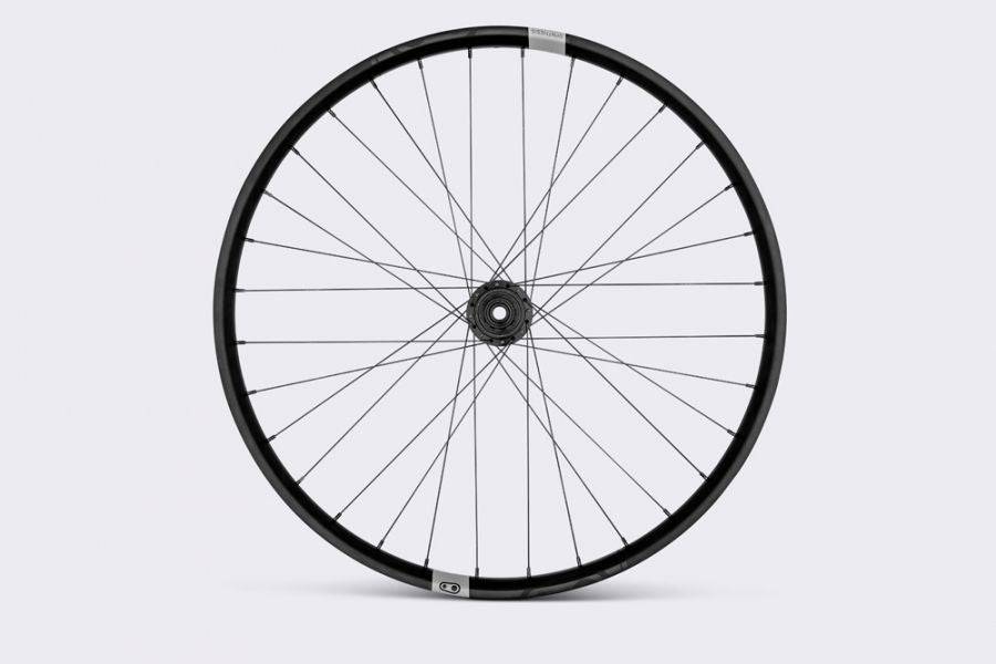 Crankbrothers Synthesis Alloy Enduro MTB rear wheel with i9 hub, 32 spokes, durable alloy rim for mountain biking.