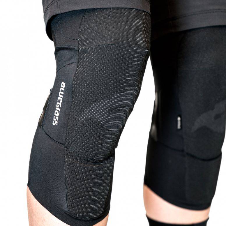 Bluegrass Aura Core Level 2 certified MTB knee pads in blue, designed for trail and enduro mountain biking protection.