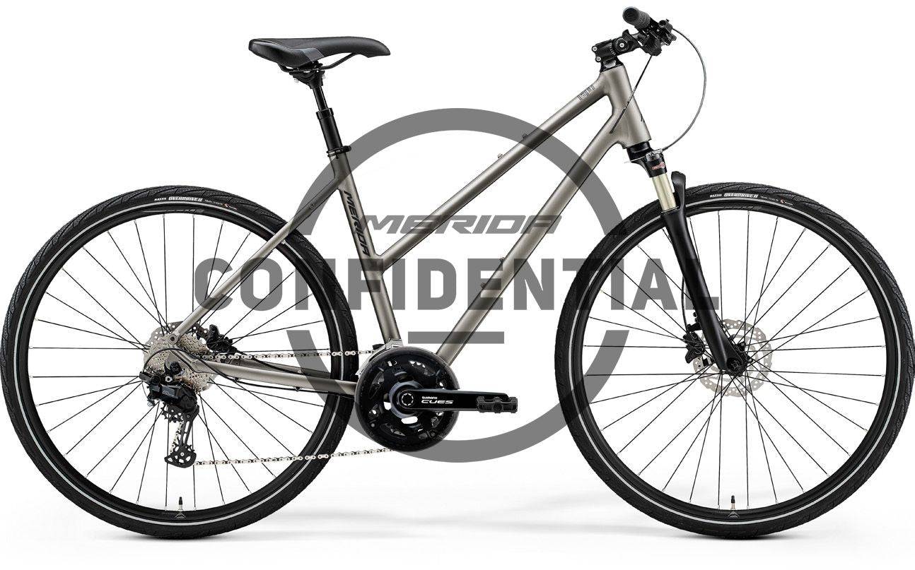 Merida Crossway 10-V hybrid bike with Shimano drivetrain, V-brakes, and a sturdy frame, ideal for commuting and daily riding.
