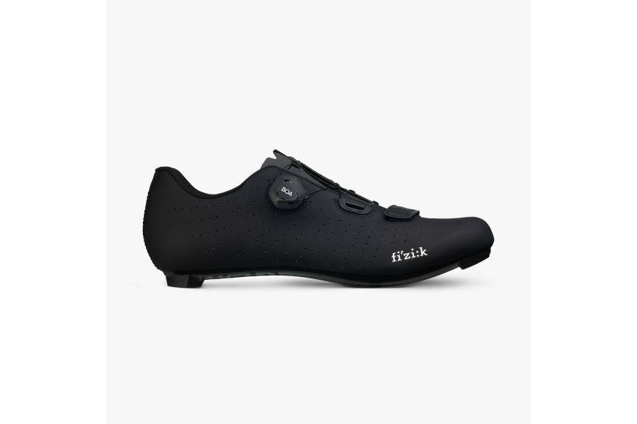 Fizik R5 Tempo Overcurve road cycling shoes with BOA IP1 dial and Velcro strap, close-up view showing sleek design and fastening system.