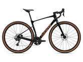 Giant Revolt Advanced 2 MY26 gravel bike with adjustable wheelbase and shock-absorbing frame, ready for off-road riding.