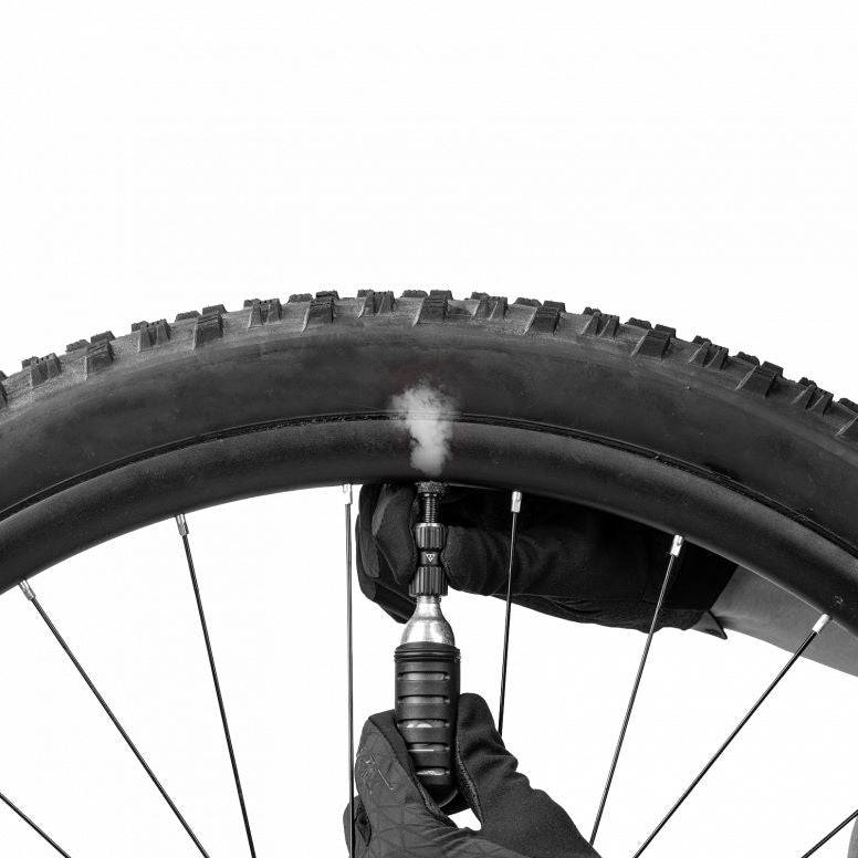 Topeak Nanomaster Duo Fixer CO2 inflation kit in black with dual valve compatibility, designed for bike tire inflation accessories.
